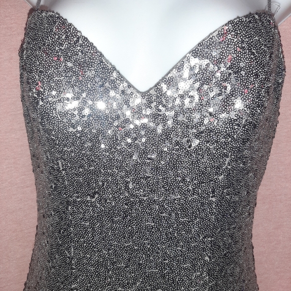 Silver sequined  gown - Picture 3 of 10